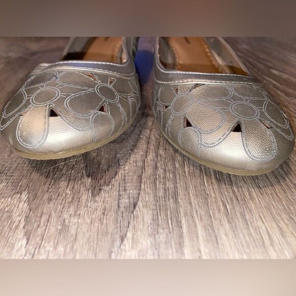 Studio Works round toe slip on shoes metallic silver, 2” stacked heel size 8.5 - Picture 3 of 10